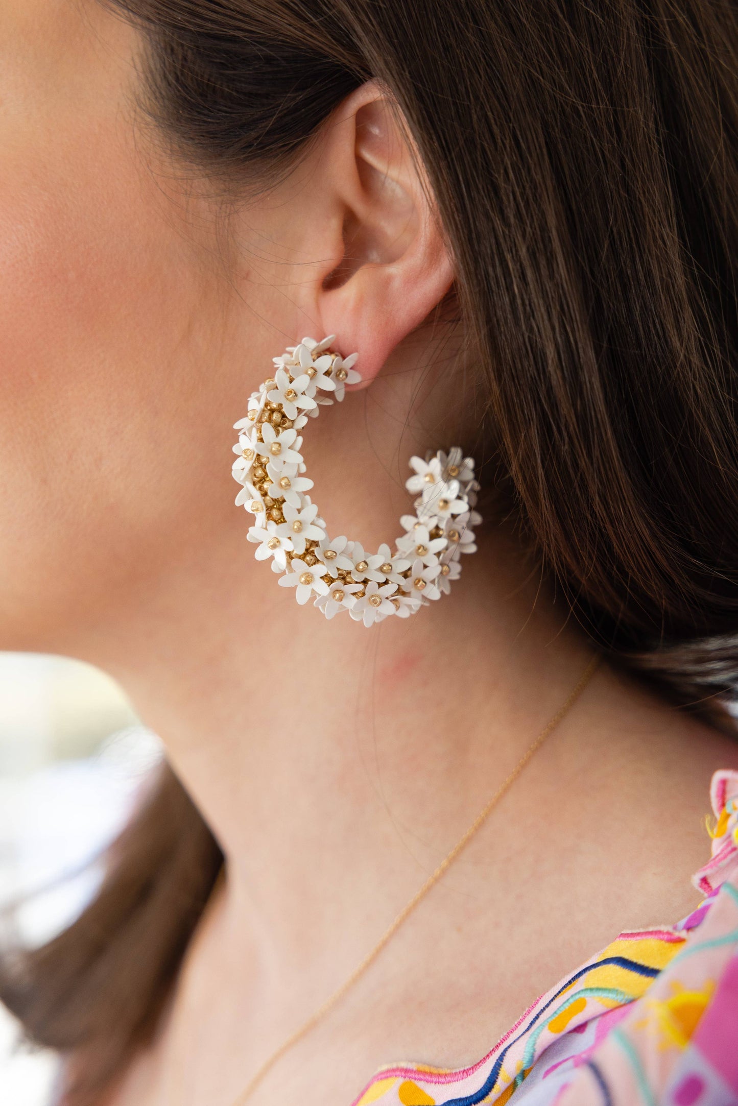 Flower Hoops in White/Gold